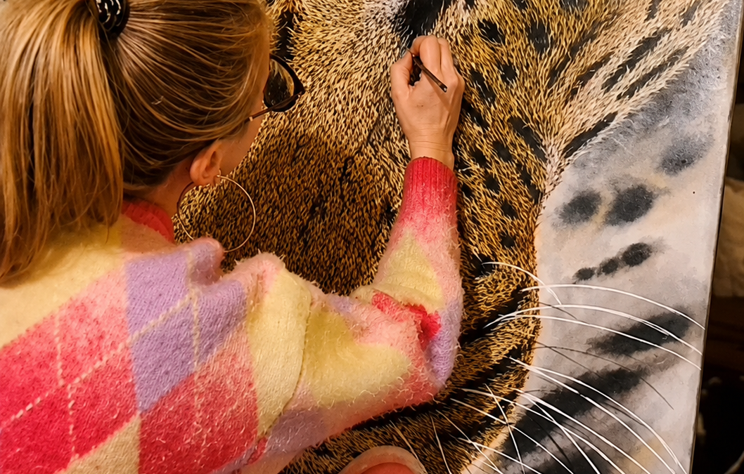 Detalle de una pintura al óleo hiperrealista de un león realizada por Agnieszka Art Side.